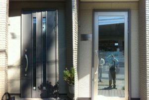 愛知県名古屋市中川区 事務所ドア 「外壁の色とアルミ框ドアの色が一体化してとても素敵なドアですね！！」アルミ框ドア工事会社【株式会社サッシ.NET】
