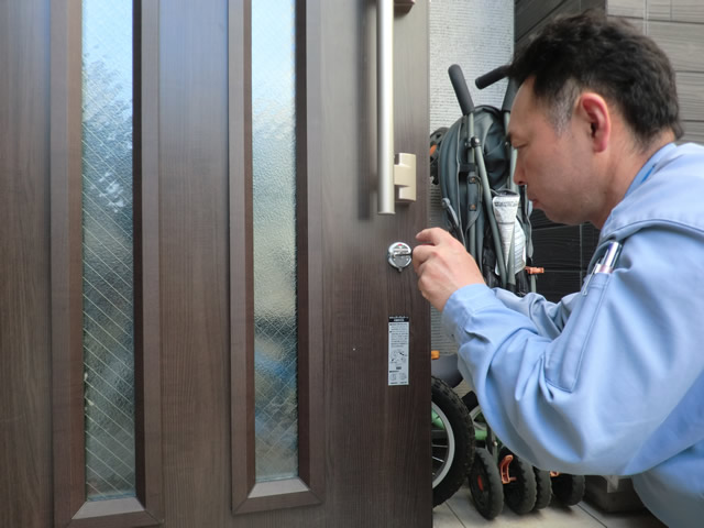 愛知県名古屋市中村区 玄関ドア改修工事店 「電話してからすぐに対応してくれたので助かりました。」玄関ドアのシリンダー錠取替工事【株式会社サッシ.NET】