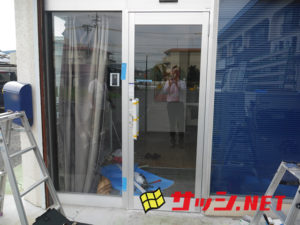 愛知県名古屋市中川区 事務所 ドアリフォーム「LIXILのガラスドアにて施工しました！」工事店 リクシル（LIXIL） 片開きアルミ框ドア工事【株式会社サッシ.NET】